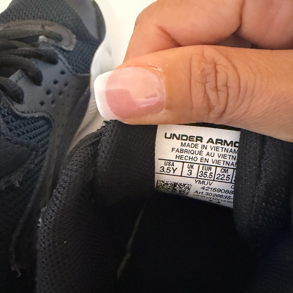 Under Armour Kids' Black and Gold Sneakers size 3.5 GUC - Picture 4 of 4